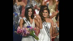 Finalis asal Kolombia, Paulina Vega tampak sangat bahagia saat dirinya dinyatakan sebagai pemenang kontes Miss Universe 2014 yang digelar di FIU Arena, Doral, Miami, Minggu (25/1/2015). (AFP PHOTO/Timothy A. CLARY)