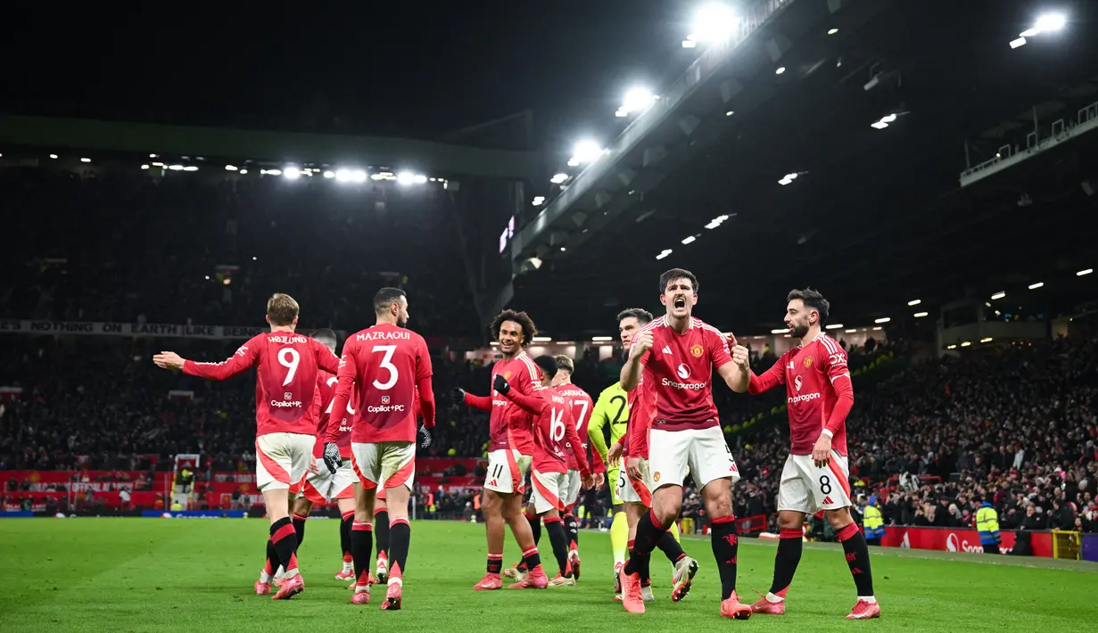 Manchester United menang dramatis atas Leicester City dalam duel sengit 90 menit. MU tertinggal lebih dahulu, tapi berhasil membalikkan kedudukan dengan dua gol di babak kedua, mengamankan skor 2-1. Namun kemenangan Setan Merah diwarnai gol kontroversial Harry Maguire pada menit ke-90+3 yang membuat Ruud van Nistelrooy murka. (AFP/Oli Scarff)