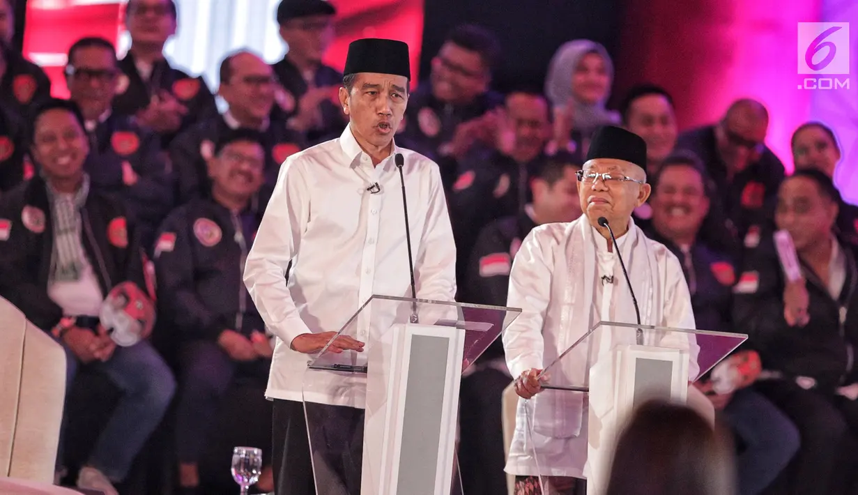 Capres dan Cawapres nomor urut 01 Joko Widodo-Ma'ruf Amin saat Debat Capres Pilpres 2019 pertama di Hotel Bidakara, Jakarta, Kamis (17/1). Debat perdana ini mengangkat tema hukum, hak asasi manusia, terorisme, dan korupsi. (Liputan6.com/Faizal Fanani)