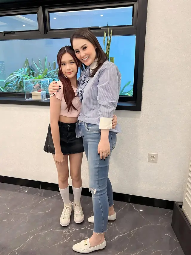 6 Potret Jennifer Dunn dan Chantal yang Kini Sudah Remaja, Ibu-Anak Kompak