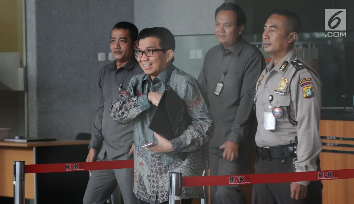 Mantan Deputi Gubernur Bank Indonesia Muliaman D Hadad (tengah) usai menjalani pemeriksaan oleh penyidik di Gedung KPK, Jakarta, Senin (27/5/2019). Muliaman diperiksa untuk dimintai keterangan terkait pengembangan kasus Bank Century. (merdeka.com/Dwi Narwoko)