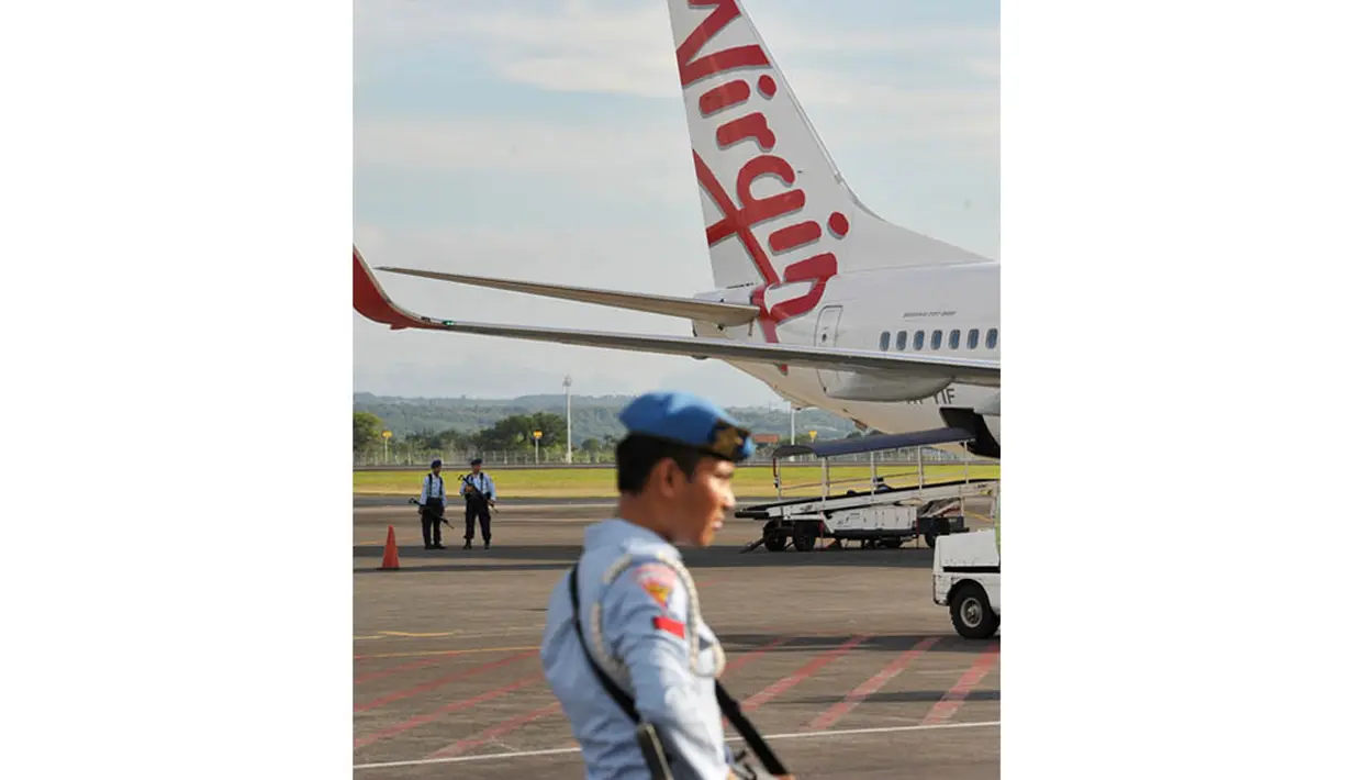 Begitu mendarat, pesawat Virgin Australia ditahan tidak boleh memasuki lapangan parkir Bandara Ngurah Rai, Denpasar, Jumat (25/4/14). (ANTARA FOTO/Nyoman Budhiana)