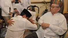 Calon Wakil Gubernur DKI, Sandiaga Uno sungkem dengan ibunya, Mien Uno di kediaman orangtuanya di Kebayoran Baru, Jakarta, Rabu (19/4). Sandiaga meminta doa restu sebelum menggunakan hak pilihnya pada Pilkada DKI 2017. (Liputan6.com/Helmi Afandi)