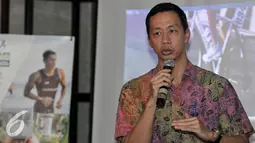 Perenang Legendaris Indonesia, Richard Sambera menjawab pertanyaan wartawan mengenai keikutsertaanya di Herbalife Bali International Triathlon nanti, Jakarta, Kamis (21/7). (Liputan6.com/Yoppy Renato)