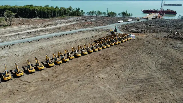 Pengerjaan proyek cetak sawah satu juta hektar di Merauke, Papua Selatan terus berlanjut. Pesanan alat berat Haji Andi Syamsuddin Arsyad alias Haji Isam dari Cina terus berdatangan.