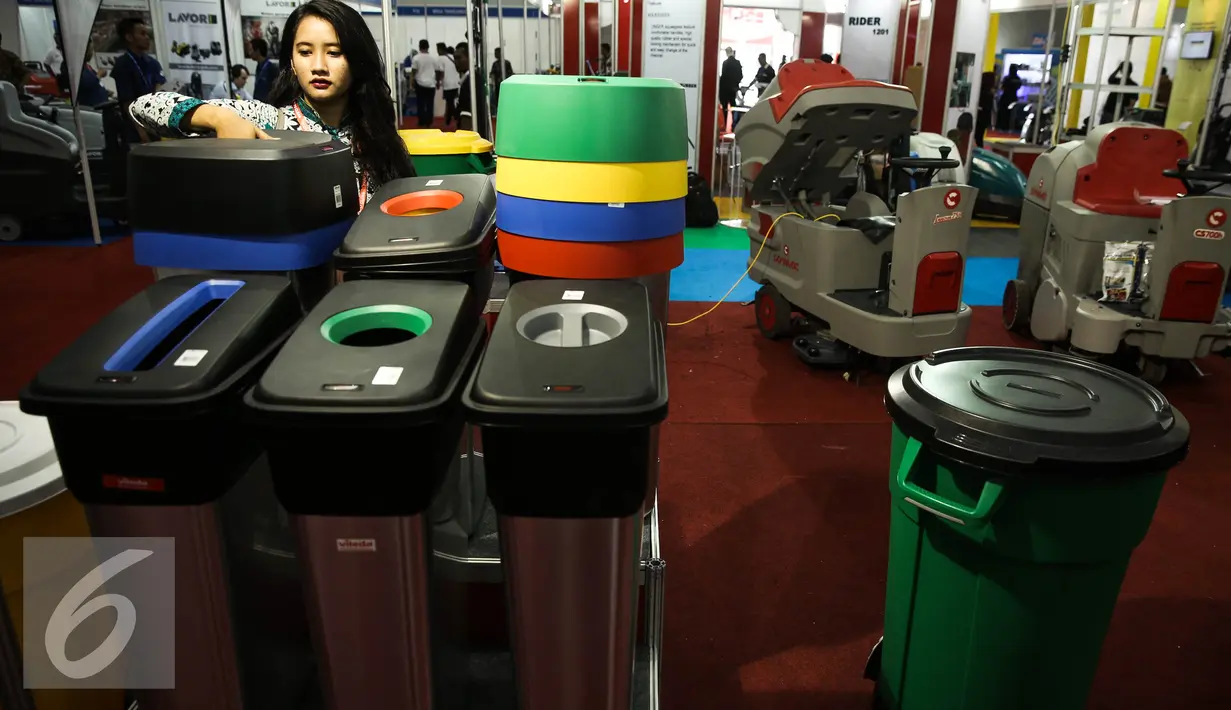 Pengunjung melihat alat kebersihan saat pameran di Expo Clean & Expo Laundry di Jakarta, Kamis (6/4/). Pameran tersebut diselenggarakan pada 7-9 April 2016 dan menampilkan 300 exhibitor dari dunia kebersihan dan laundry. (Liputan6.com/Faizal Fanani)