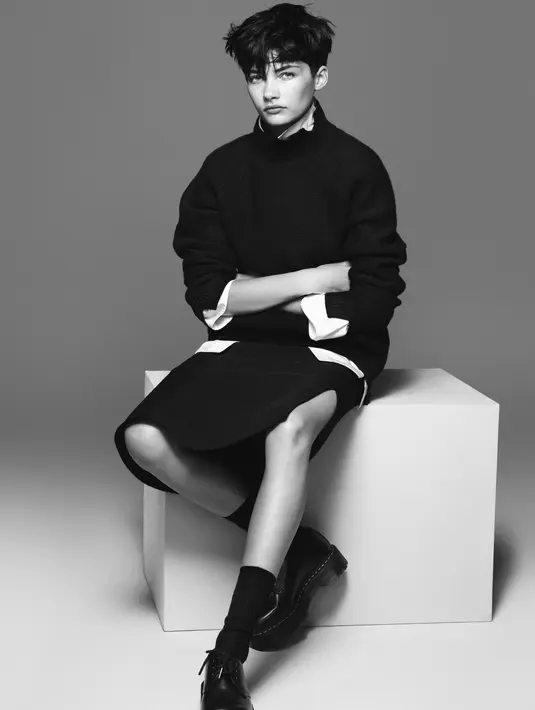 Perpaduan busana klasik dan modern di kolelsi musim dingin memberikan tampilan kontemporer yang anggun. Salah satunya dengan memadukan Cable Knit High Neck Jumper dengan Face Skirt dan Cotton Shirt.