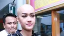 Datang di Pengadilan Negeri Jakarta Selatan, Julia Perez dikawal vorijder Polisi Militer. Bunyi sirine kagetkan wartawan yang menunggunya. (Adrian Putra/Bintang.com)