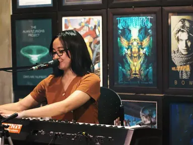 Musisi cantik Malang ini menawarkan sebuah musik pop dengan sentuhan klasik. Christabel Annora menuangkan ide-idenya ke dalam lagu secara mentah dan polos, tak sulit untuk menangkap ide utama dalam setiap lirik lagunya.(Liputan6.com/IG/@christabelannora)