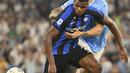 Bek Inter Milan Denzel Dumfries berebut bola dengan bek Lazio Alessio Romagnoli pada pekan ketiga Serie A 2022/2023 di Stadio Olimpico, Roma, Sabtu (27/8/2022) dini hari WIB. Lazio mampu memberikan kekalahan perdana untuk Inter Milan usai menang 3-1. (Alfredo Falcone/LaPresse via AP)