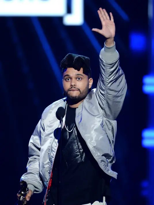 Kekasih dari Bella Hadid ini tak kuasa menahan tangis kebahagiaan ketika mendapatkan tujuh trofi sekaligus. (AFP/Bintang.com)