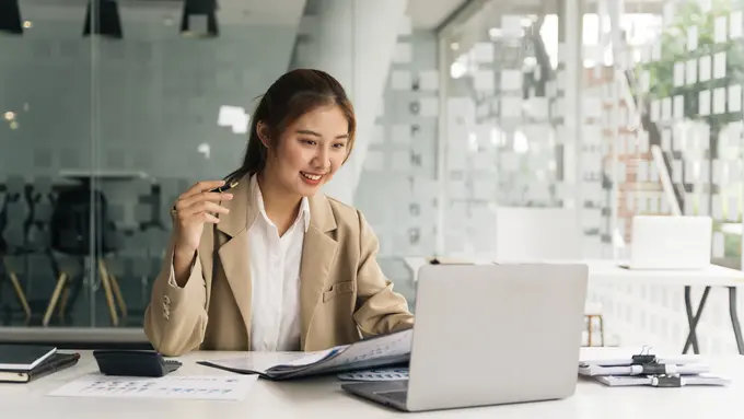 perempuan dan laptop bahagia