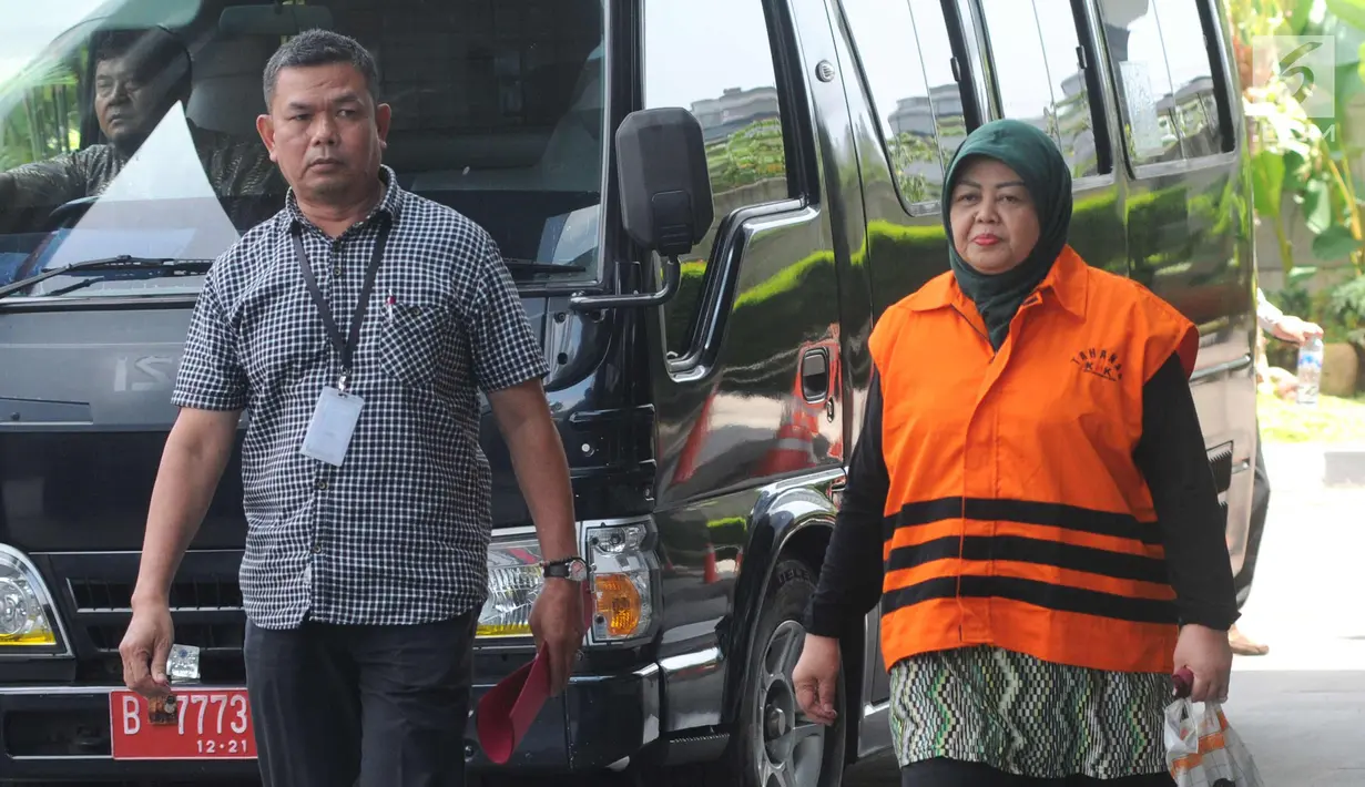 Anggota DPRD Kota Malang dari Partai Golkar Rahayu Sugiarti dikawal petugas tiba untuk menjalani pemeriksaan perdana oleh penyidik pasca penahanan di gedung KPK, Jakarta, Rabu (28/3). (Merdeka.com/Dwi Narwoko)