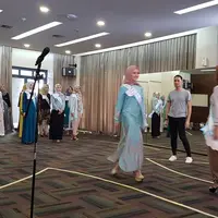 Minggu (30/4/2017), para finalis Puteri Muslimah 2017 mendapat pelatihan koreografi demi menunjang penampilan mereka di acara malam puncak | foto : istimewa 