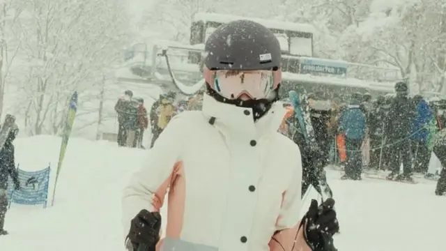 Potret Azizah Salsha Main Ski di Niseko Jepang (credit: https://www.instagram.com/azizahsalsha_/)