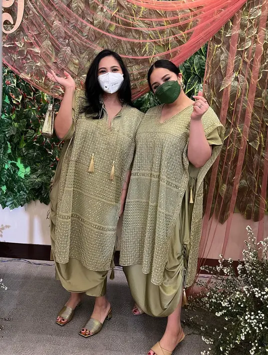 Nagita Slavina dan Caca Tengker terlihat serasi dengan kaftan dress berwarna hijau [@cacatengker]