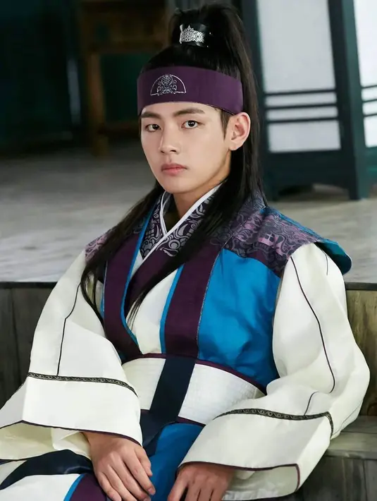 Pada 2016, V BTS mencoba peruntungannya di dunia akting dengan bermain dalam Hwarang: The Beginning. Dalam drama tersebut, ia berperan sebagai Han Sung. (Foto: koreaboo.com)