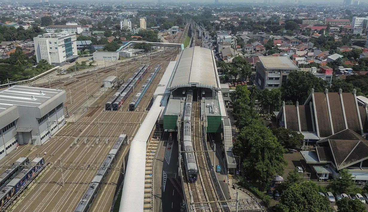 Rangkaian kereta Mass Rapid Transit (MRT) Jakarta terlihat di Stasiun Lebak Bulus, Jakarta Selatan, Kamis  (31/7/2025). (merdeka.com/Arie Basuki)
