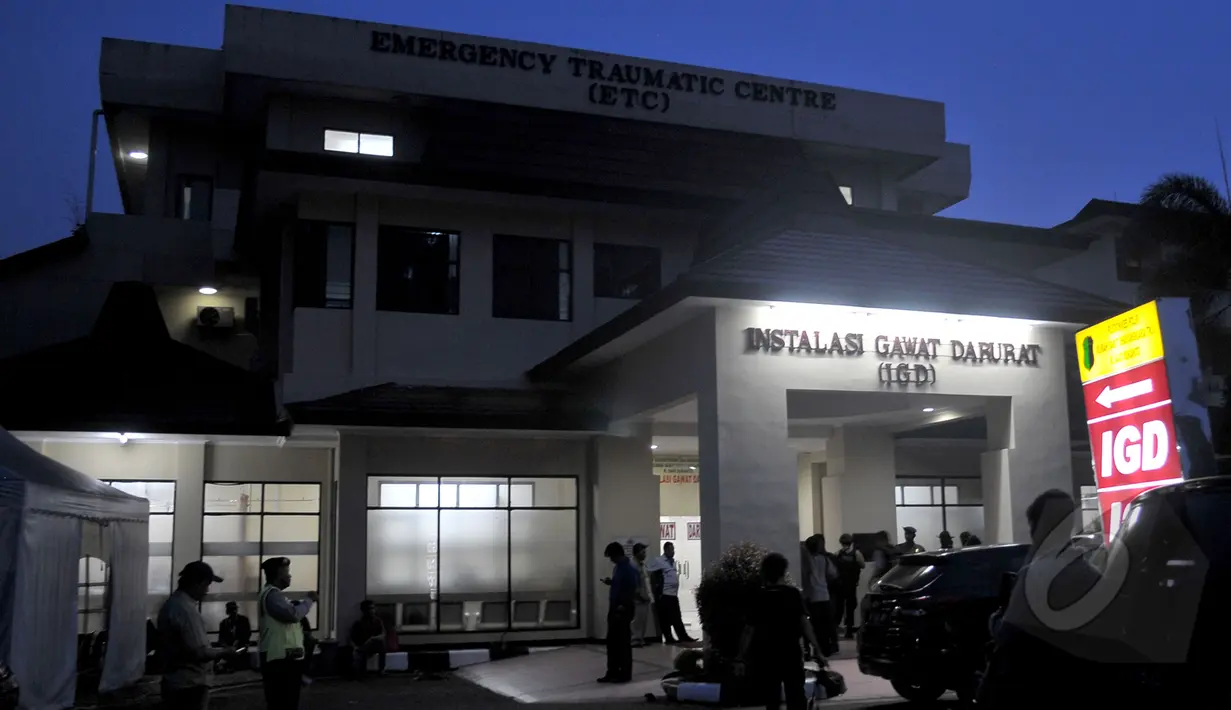 Suasana RS Polri Kramat Jati saat Kapolda Metro Jaya Inspektur Jenderal Unggung Cahyono mendatangi warga yang menjdi korban ledakan bom di Tanah Abang, Jakarta Timur, Rabu (8/4/2015). .(Liputan6.com/Yoppy Renato)