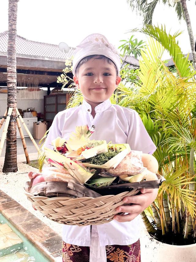 6 Momen Jessica Iskandar dan Keluarga Jalani Melukat, Hargai Budaya Setempat