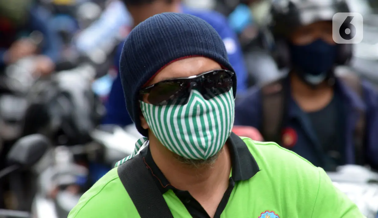 Buruh melakukan aksi unjuk rasa di kawasan Patung Kuda, Jakarta, Rabu (10/11/2021). Buruh menuntut pemerintah untuk mencabut UU Cipta Kerja dan meminta Presiden Joko Widodo atau Jokowi untuk mundur. (merdeka.com/Imam Buhori)
