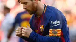 Lionel Messi saat berjoget usai mencetak gol ke gawang Athletic Bilbao di stadion Camp Nou, Spanyol (18/3). Biasanya, usai cetak gol, Messi seringkali mengangkat tangan untuk sama-sama merayakan gol dengan para suporter. (AFP Photo / Pau Barrena)