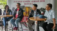 Diana Tjong, Direktur Turnamen JD.ID HSL musim pertama 2019, Henry Yacob, Head of Gaming and Computer Accessories JD.ID, dan perwakilan tim esports SMA Marsudirini Bekasi. (Doc: HSL)