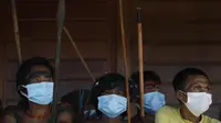 Masyarakat pribumi menunggu giliran untuk melakukan konsultasi medis di Negara Bagian Roraima, Brasil (30/6/2020). Tim medis militer Brasil menyediakan perawatan medis bagi masyarakat pribumi mulai 30 Juni hingga 5 Juli, termasuk tes COVID-19. (Xinhua/Lucio Tavora)