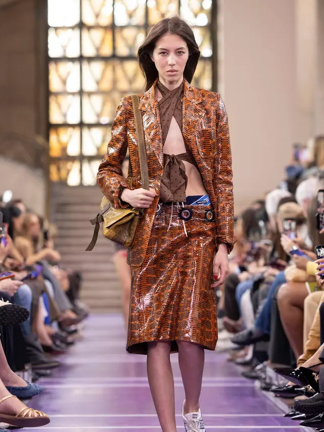 Gandeng Wrangler dan New Balance, Miu Miu Transformasi Daily Wear Jadi Lebih Elegan