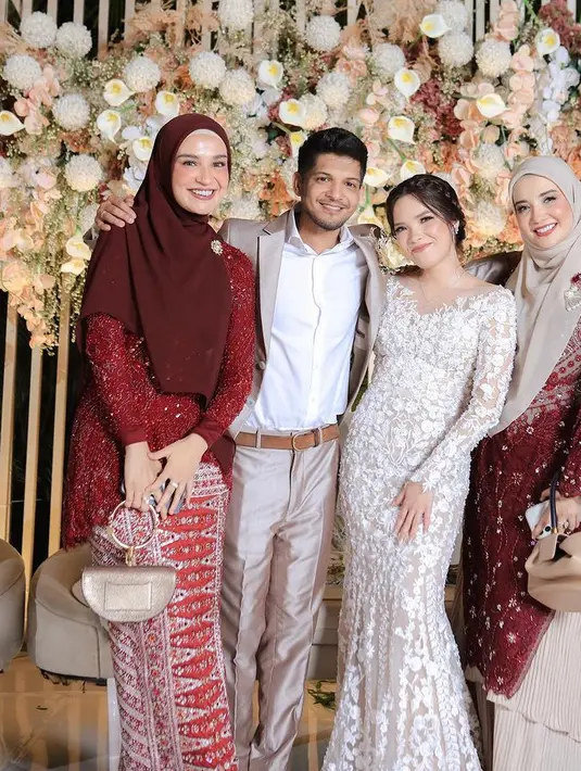 <p>Kebaya yang dibuat oleh Berkat Kebaya ini dipadukan dengan kerudung yang disematkan bros. Shireen pun membawa handbag warna keemasan. [@shireensungkar]</p>