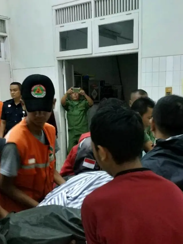 Jenazah mahasiswa Purwokerto yang tenggelam di curug Bayan, Baturraden, Banyumas, Minggu, (2/12/2018). (Foto: Liputan6.com/Tagana Banyumas/Muhamad Ridlo)