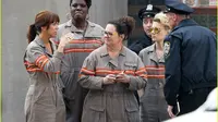 Foto perdana daur ulang Ghostbusters memperlihatkan Kristen Wiig, Leslie Jones, Melissa McCarthy, dan Kate McKinnon dalam balutan seragam.