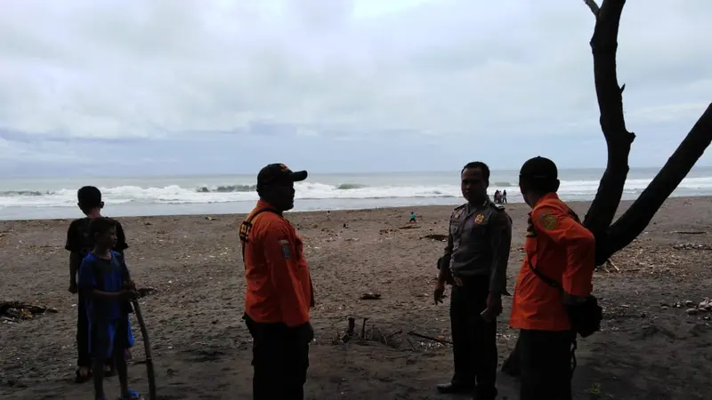 Tim SAR Gabungan mencari keberadaan empat remaja masjid yang jadi korban tenggelam di Pantai Petanahan, Kebumen. (Foto: Liputan6.com/Polres Kebumen/Muhamad Ridlo)