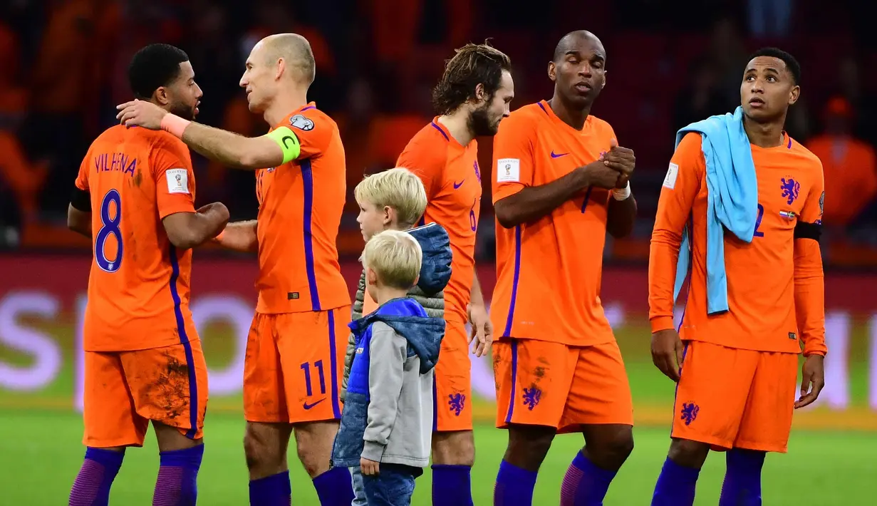 Arjen Robben menyapa rekan-rekannya setelah pertandingan melawan Swedia pada kualifikasi Piala Dunia 2018 di stadion Arena, Amsterdam (10/10). Belanda gagal ke Piala Dunia 2018 setelah cuma mampu menang 2-0 atas Swedia. (AFP Photo/Emmanuel Dunand)
