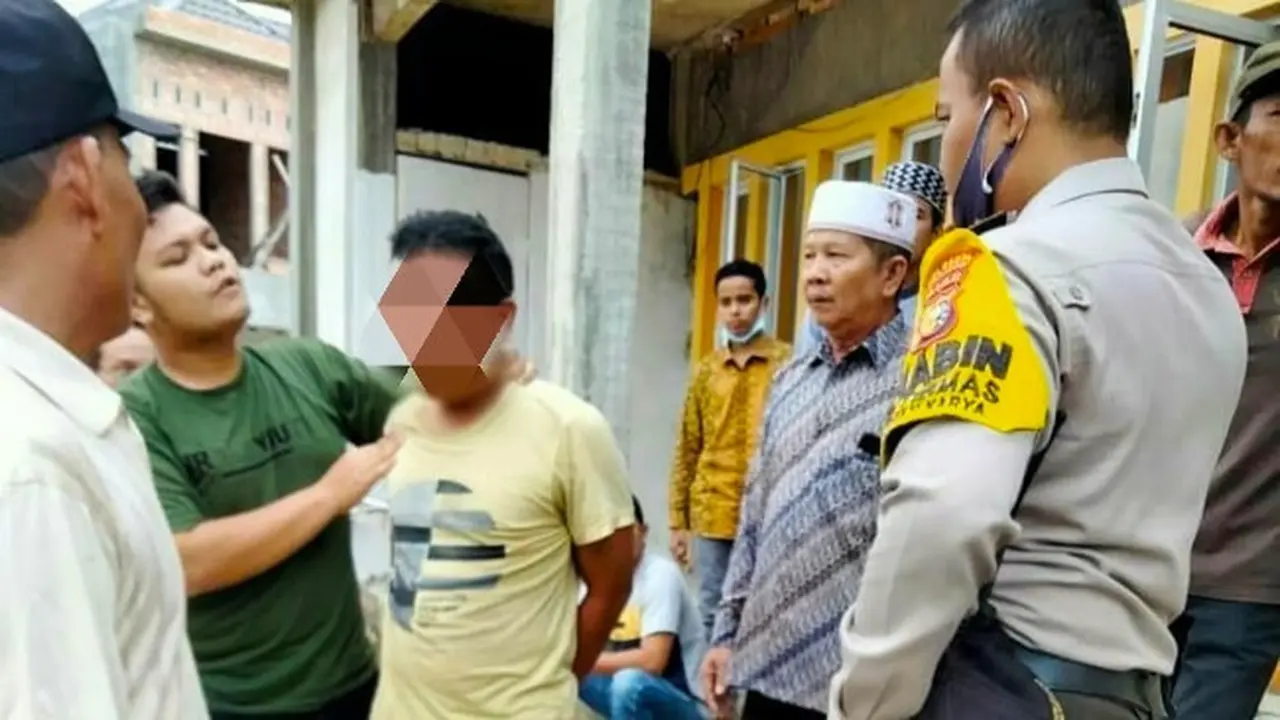 Terduga penghina agama dan penghinaan Al-Qur'an dijemput warga ke rumahnya di Pekanbaru.