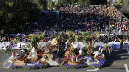 Sebuah mobil hias berbentuk hutan dengan aneka satwa ikut berparisipasi di Rose Parade, Pasadena, California (1/1/2016). Acara Rose Parade menjadi acara yang dinantikan penduduk Pasadena setiap awal tahun (REUTERS / David McNew)