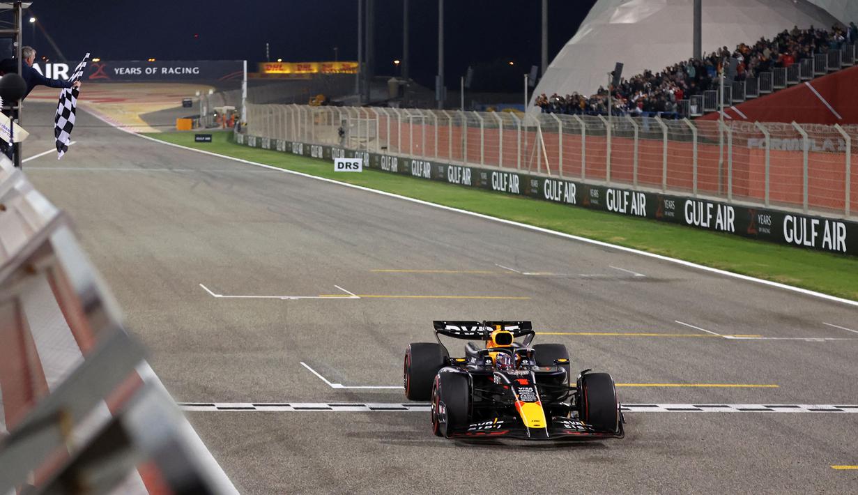 Pembalap Red Bull Racing, Max Verstappen melintasi garis finis saat Formula 1 GP Bahrain 2024 yang berlangsung di Sirkuit Sakhir, Bahrain, Sabtu (03/03/2024) malam WIB. (AFP/Ali Haider)