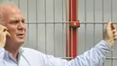 Manajer Bayern Munich, Uli Hoeness menghadiri sesi latihan pada 3 Juli 2009 di Munich. Hoeness menegaskan tidak akan melepas Franck Ribery ke Real Madrid. AFP PHOTO/OLIVER LANG