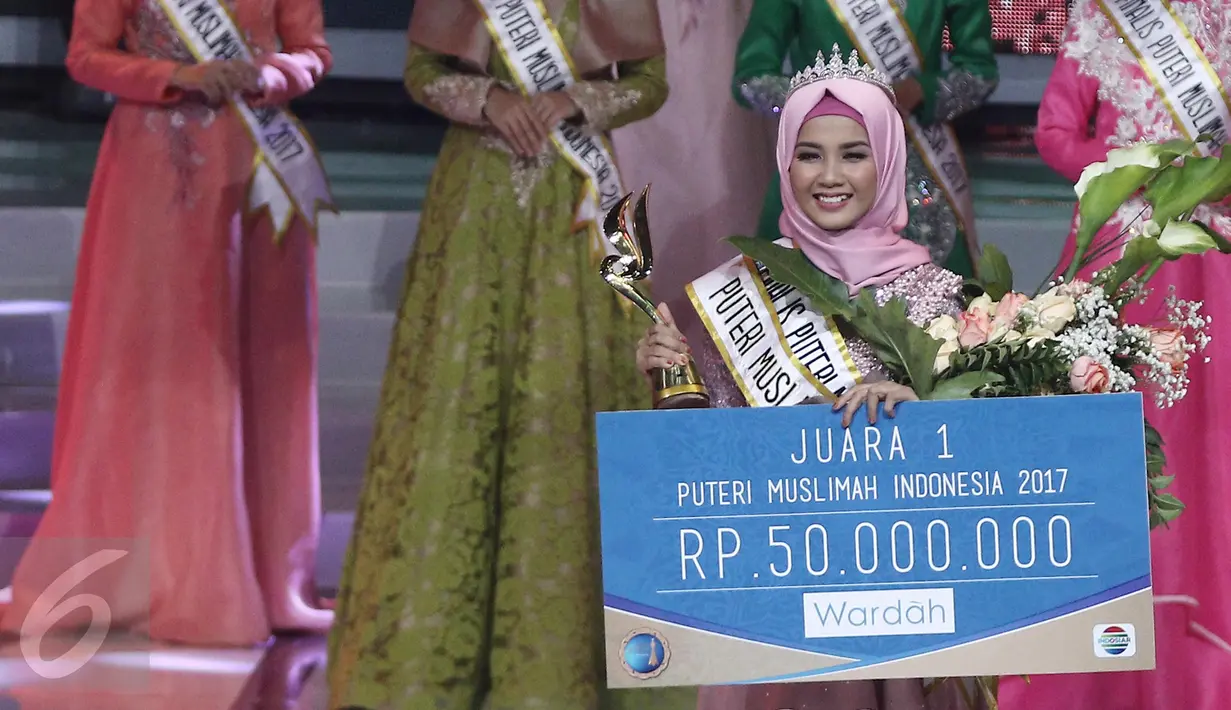 Finalis asal Jepara, Syifa Fatimah menyabet juara Puteri Muslimah Indonesia 2017 di Jakarta, Senin (9/5). Atas kemenangan ini, Syifa berhak mendapatkan hadiah uang Rp 50 juta dan paket perhiasan senilai Rp 30 juta. (Liputan6.com/Herman Zakharia)