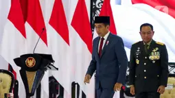 Dalam arahannya, Presiden Joko Widodo menyampaikan TNI dan Polri harus menjadi bagian penting untuk menyongsong Indonesia Emas 2045. (Liputan6.com/Herman Zakharia)