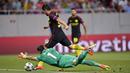 Pemain Manchester City, Nolito mencoba melewati kiper Steaua Bucharest, Florin Nita pada kualifikasi liga Champions di Stadion National Arena, Bucharest, Romania, Rabu, (17/8/2016) dini hari WIB. (AP/Andreea Alexandru)