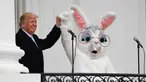 Ekspresi Presiden AS Donald Trump dan badut Kelinci Paskah usai memberikan pidato dalam perayaan Easter Egg Roll di Gedung Putih, Washington (4/2). Perayaan di Gedung Putih tersebut digelar setiap tahunnya. (AP Photo / Pablo Martinez Monsivais)
