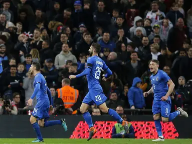 Lorenzo Insigne (kiri) merayakan gol ke gawang Inggris pada laga uji coba di Wembley Stadium, London, (27/3/2018). Italia tahan imbang Inggris 1-1. (AP/Alastair Grant)