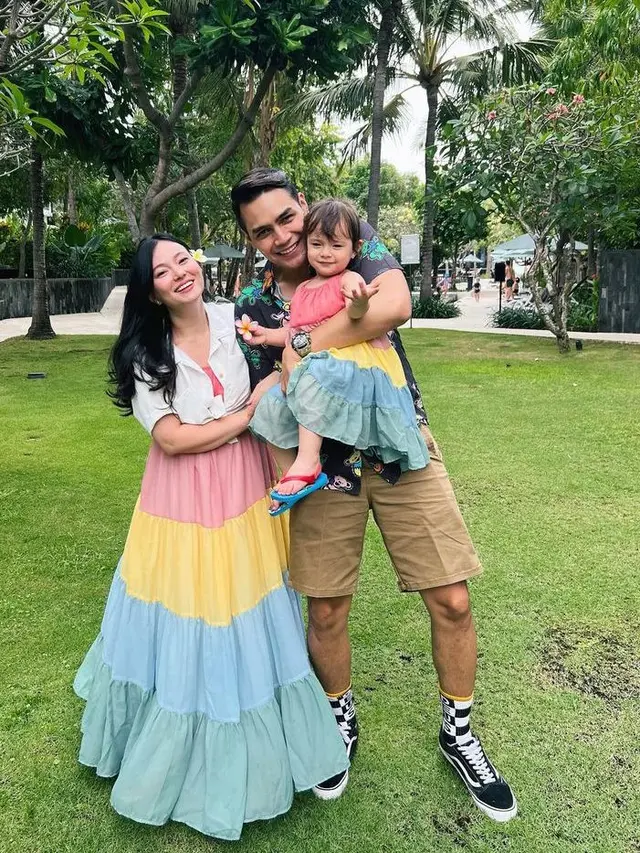 Potret Kompak Asmirandah dan Chloe Bergaya ala Cewek Kue dengan Dress Colorful