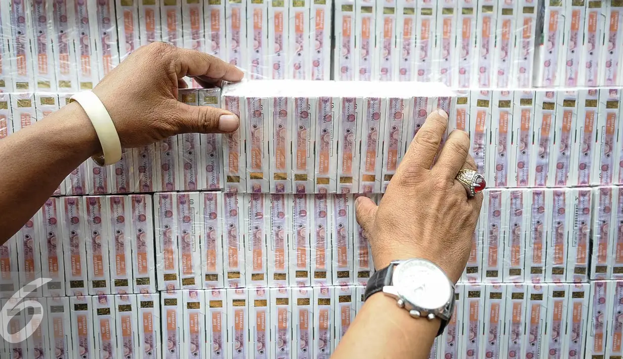 Petugas memperlihatkan rokok ilegal yang telah terkemas di Kantor Dirjen Bea Cukai, Jakarta, Jumat (30/9). Rokok ilegal ini diproduksi oleh mesin dengan total produksi 1500 batang per menit. (Liputan6.com/Faizal Fanani)