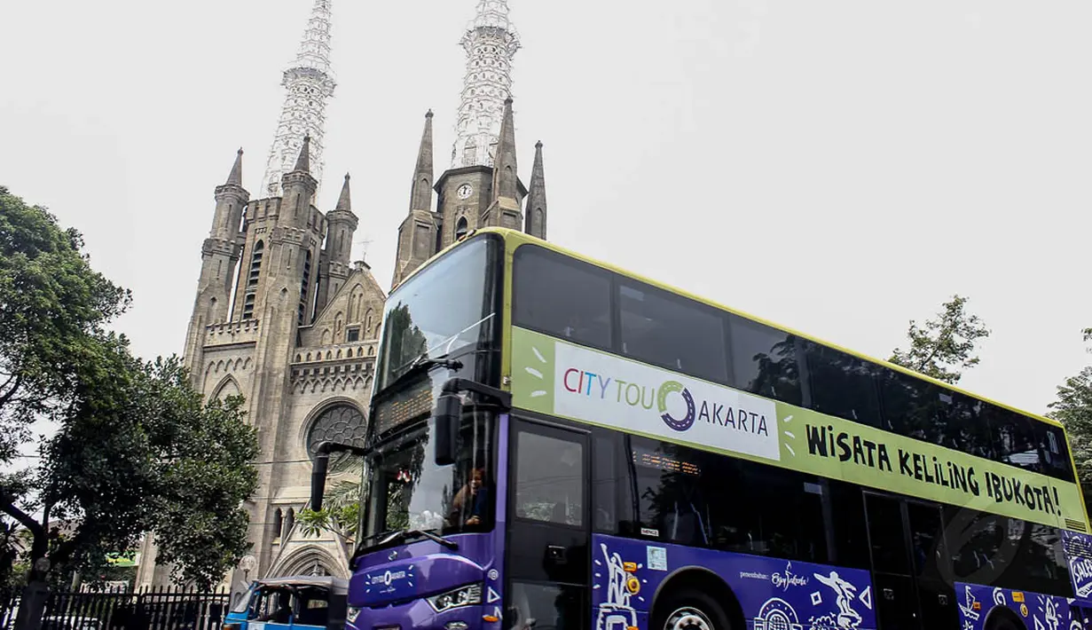 Kompensasi dari diterapkannya electronic road pricing (ERP) atau jalan berbayar, BUMD Transjakarta ditugaskan Pemprov DKI untuk membeli sebanyak 100 bus tingkat, Jakarta, (6/10/14). (Liputan6.com/ Faizal Fanani)