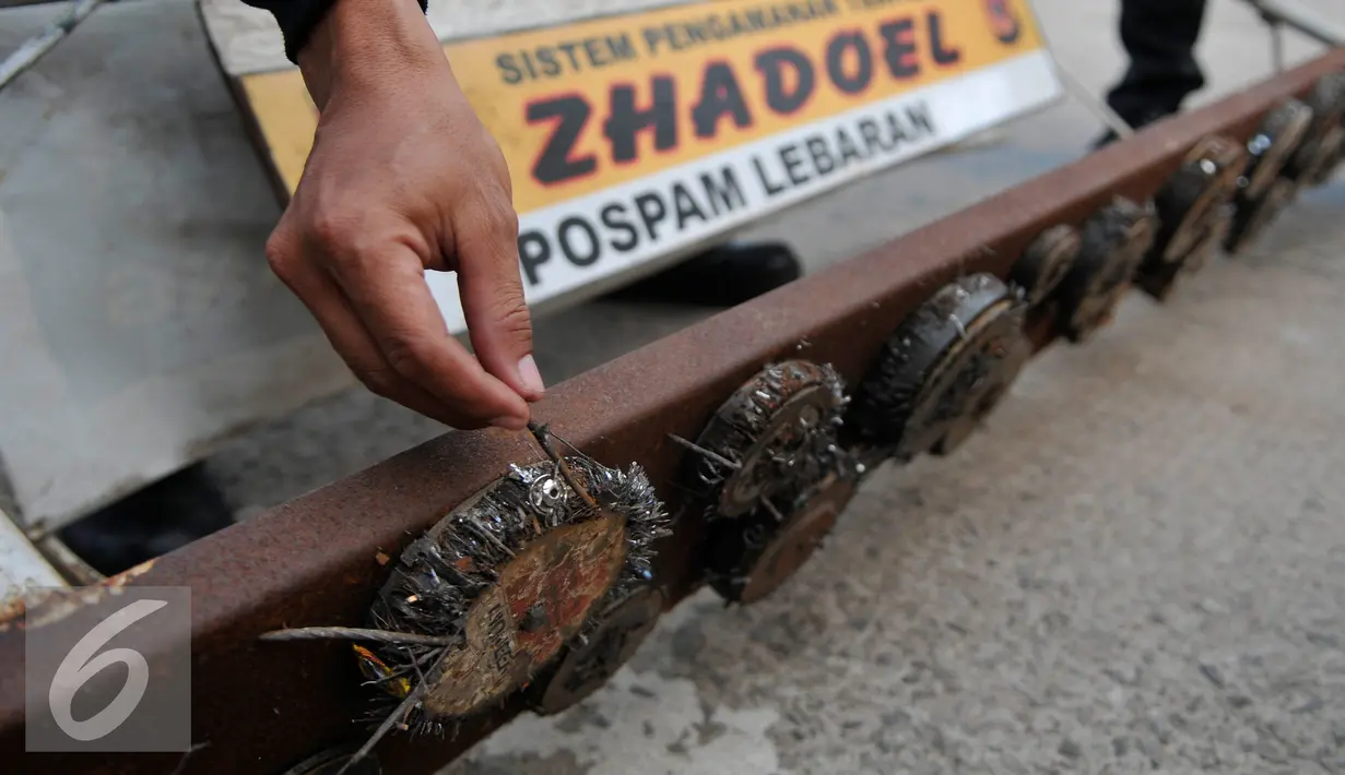 Petugas menunjukkan sejumlah paku yang berhasil didapatkan di kawasan Karawang, Jawa Barat, Minggu (7/3). Razia paku tersebut dilakukan untuk memberi kenyamanan pemudik yang akan melintas di kawasan tersebut.(Liputan6.com/Gempur M Surya)