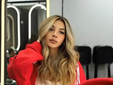 Penampilan Zsa Zsa Utari kali ini sukses bikin pangling. Zsa Zsa terlihat makin anggun usai rambutnya dijadikan lurus. (Liputan6.com/IG/@zsazsautari)