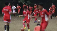Pemain Persija saat latihan perdana di Lapangan POR Pelita Jaya, Sawangan, Depok, Jumat (30/10/2015). (Bola.com/Vitalis Yogi Trisna)