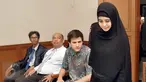 Stuart Collin tampak mengamati kedatangan Risty Tagor ke dalam ruang sidang Pengadilan Agama Jakarta Selatan, Kamis (28/1). Tiga bulan tak dinafkahi lahir batin, Risty anggap Stu bukan suaminya lagi. (Liputan6.com/Herman Zakharia)